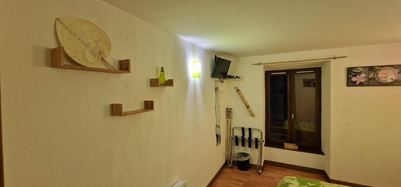 Chambres D'Hotes Les Lits Des Fees Saint-Floret Exterior photo