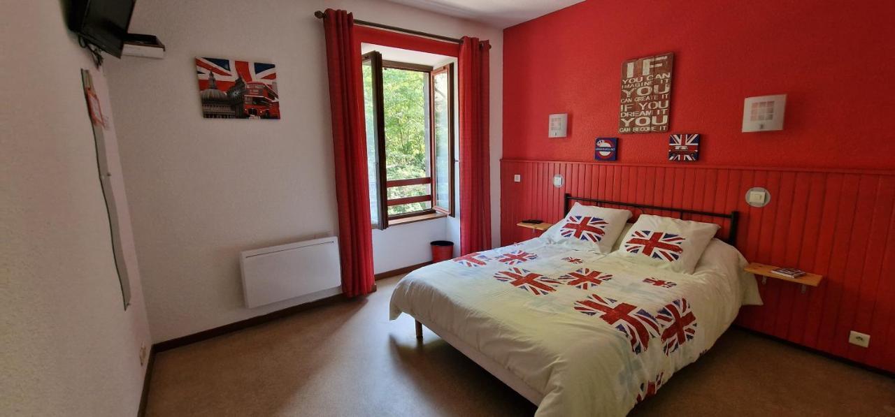Chambres D'Hotes Les Lits Des Fees Saint-Floret Exterior photo